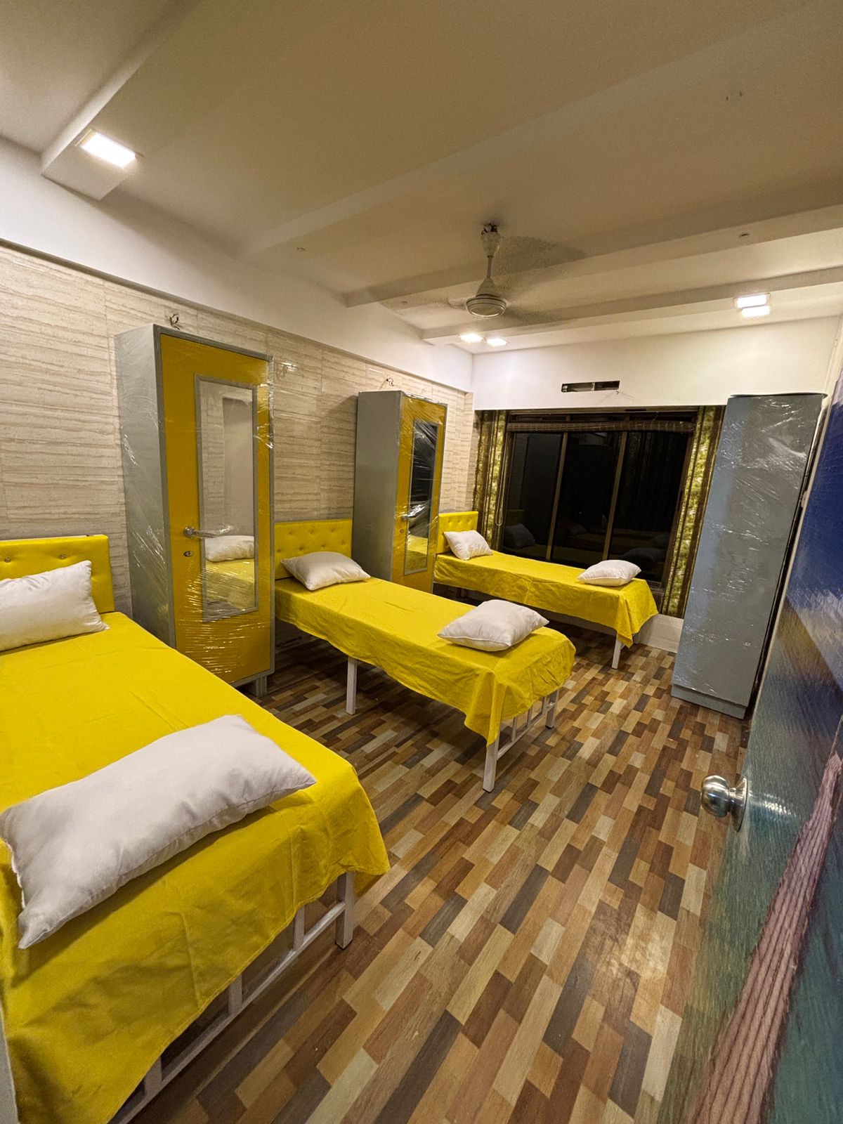 Four Sharing Hall In Andheri Lokhandwala - Nest UP Pg
